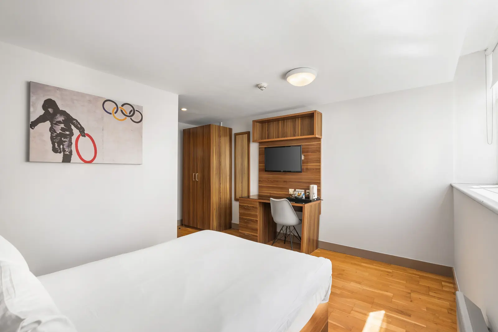 Standard Double Room with desk and wall-mounted TV